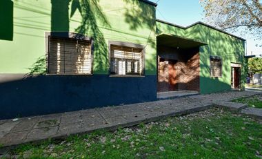 CASA MAS CONSULTORIOS EN FLORENCIO VARELA. PERMUTA