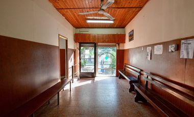 CASA MAS CONSULTORIOS EN FLORENCIO VARELA. PERMUTA