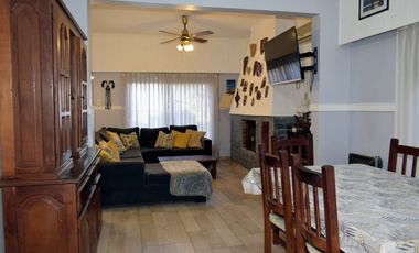 Casa 8 Ambientes en Lote 1751m con Pileta y Paddle