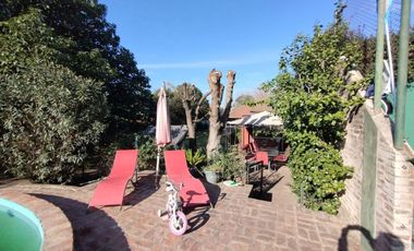 Casa 8 Ambientes en Lote 1751m con Pileta y Paddle