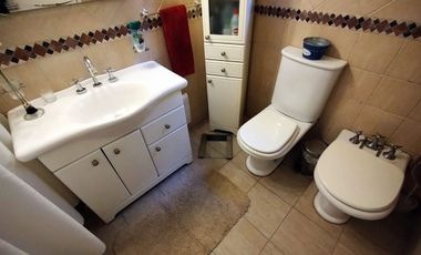 Casa 8 Ambientes en Lote 1751m con Pileta y Paddle