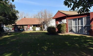 Casa 8 Ambientes en Lote 1751m con Pileta y Paddle
