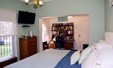 Casa 8 Ambientes en Lote 1751m con Pileta y Paddle