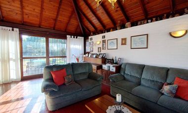 Casa 8 Ambientes en Lote 1751m con Pileta y Paddle