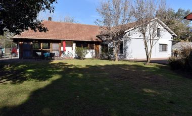 Casa 8 Ambientes en Lote 1751m con Pileta y Paddle