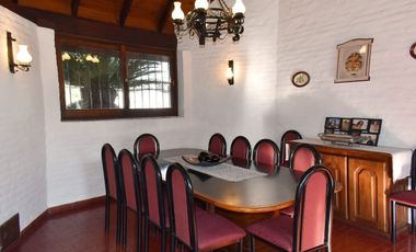 Casa 8 Ambientes en Lote 1751m con Pileta y Paddle