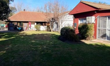 Casa 8 Ambientes en Lote 1751m con Pileta y Paddle