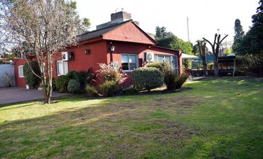 Casa 8 Ambientes en Lote 1751m con Pileta y Paddle