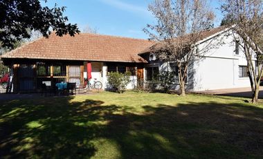 Casa 8 Ambientes en Lote 1751m con Pileta y Paddle