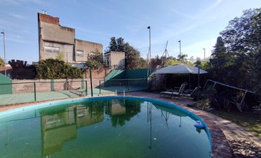 Casa 8 Ambientes en Lote 1751m con Pileta y Paddle