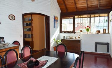 Casa 8 Ambientes en Lote 1751m con Pileta y Paddle