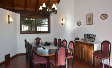 Casa 8 Ambientes en Lote 1751m con Pileta y Paddle