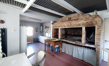 Casa 8 Ambientes en Lote 1751m con Pileta y Paddle