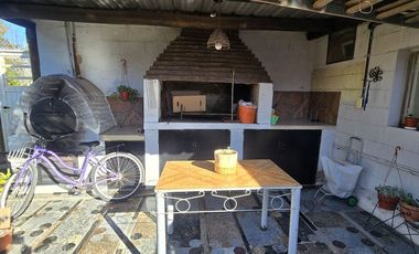 Venta casa dos dormitorios, pileta, Albarellos