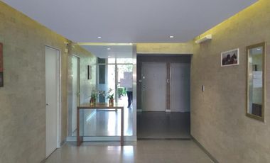 Departamento tres ambientes con cochera en venta en Sarandi