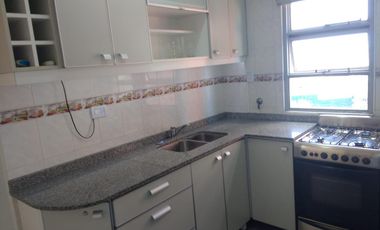 Departamento tres ambientes con cochera en venta en Sarandi