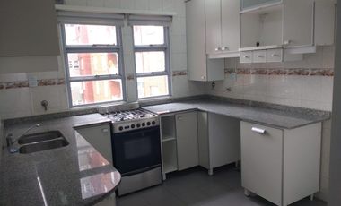 Departamento tres ambientes con cochera en venta en Sarandi
