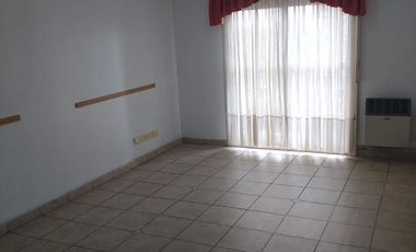 Departamento tres ambientes con cochera en venta en Sarandi