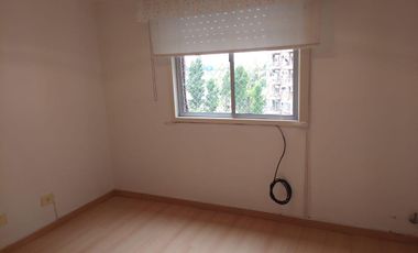 Departamento tres ambientes con cochera en venta en Sarandi