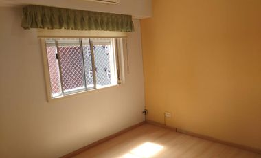 Departamento tres ambientes con cochera en venta en Sarandi