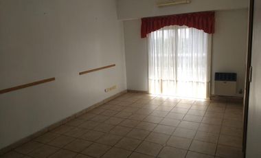 Departamento tres ambientes con cochera en venta en Sarandi