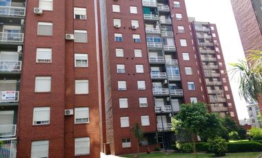 Departamento tres ambientes con cochera en venta en Sarandi
