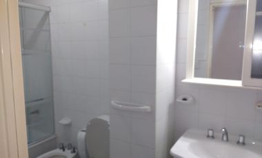 Departamento tres ambientes con cochera en venta en Sarandi