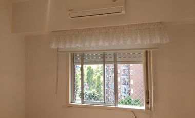 Departamento tres ambientes con cochera en venta en Sarandi