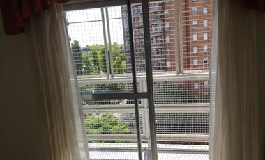 Departamento tres ambientes con cochera en venta en Sarandi