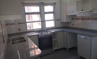 Departamento tres ambientes con cochera en venta en Sarandi