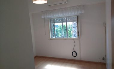 Departamento tres ambientes con cochera en venta en Sarandi