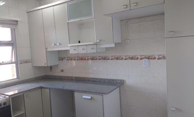 Departamento tres ambientes con cochera en venta en Sarandi