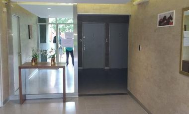 Departamento tres ambientes con cochera en venta en Sarandi