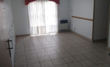 Departamento tres ambientes con cochera en venta en Sarandi