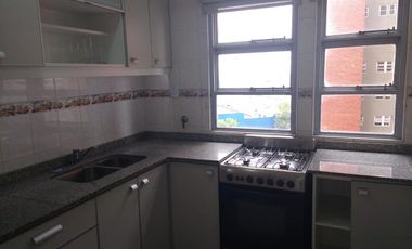 Departamento tres ambientes con cochera en venta en Sarandi