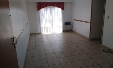 Departamento tres ambientes con cochera en venta en Sarandi
