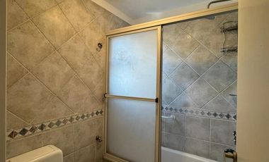 Departamento en muy buen estado con tres dormitorios, tres baños, cocina, living comedor,  cochera y baulera.-