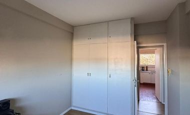 Departamento en muy buen estado con tres dormitorios, tres baños, cocina, living comedor,  cochera y baulera.-