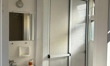 Departamento en muy buen estado con tres dormitorios, tres baños, cocina, living comedor,  cochera y baulera.-