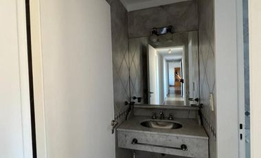 Departamento en muy buen estado con tres dormitorios, tres baños, cocina, living comedor,  cochera y baulera.-