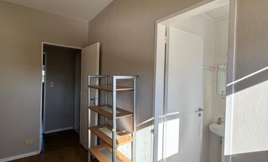 Departamento en muy buen estado con tres dormitorios, tres baños, cocina, living comedor,  cochera y baulera.-