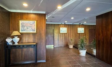 Departamento en muy buen estado con tres dormitorios, tres baños, cocina, living comedor,  cochera y baulera.-
