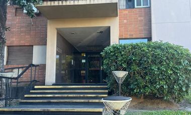 Departamento en muy buen estado con tres dormitorios, tres baños, cocina, living comedor,  cochera y baulera.-
