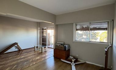 Departamento en muy buen estado con tres dormitorios, tres baños, cocina, living comedor,  cochera y baulera.-
