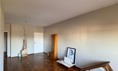Departamento en muy buen estado con tres dormitorios, tres baños, cocina, living comedor,  cochera y baulera.-