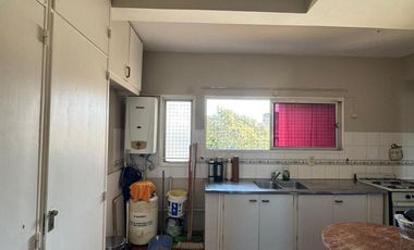 Departamento en muy buen estado con tres dormitorios, tres baños, cocina, living comedor,  cochera y baulera.-