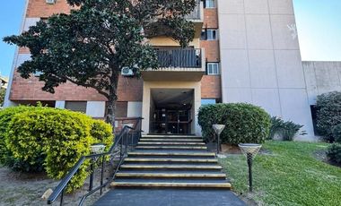 Departamento en muy buen estado con tres dormitorios, tres baños, cocina, living comedor,  cochera y baulera.-
