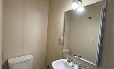 Departamento en muy buen estado con tres dormitorios, tres baños, cocina, living comedor,  cochera y baulera.-
