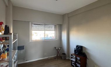 Departamento en muy buen estado con tres dormitorios, tres baños, cocina, living comedor,  cochera y baulera.-