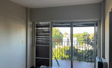 Departamento en muy buen estado con tres dormitorios, tres baños, cocina, living comedor,  cochera y baulera.-